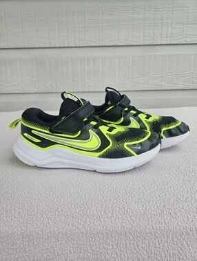 Nike Cosmic Runner Athletic Sneaker Black Green Hook & Loop SZ 2Y HM4400-005